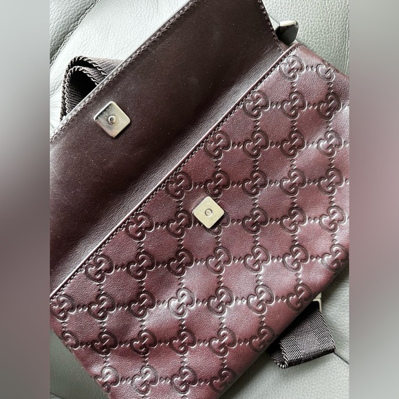 Authentic Gucci Belt Bag in Brown Logo Embossed Leather - Picture 7 of 9